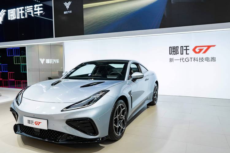 广州316哪吒汽车在智能汽车领域的表现，领途汽车在新能源汽车市场中的影响力